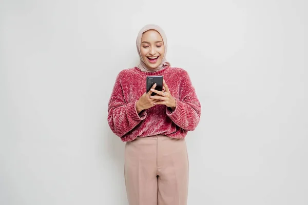 Portret Szczęśliwej Azjatki Różowym Swetrze Hidżabie Trzymającej Telefon Odizolowanej Białym — Zdjęcie stockowe