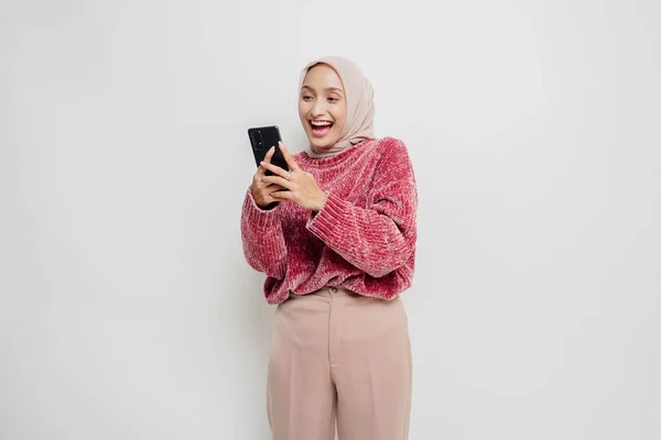 Ett Porträtt Glad Asiatisk Kvinna Klädd Rosa Tröja Och Hijab — Stockfoto
