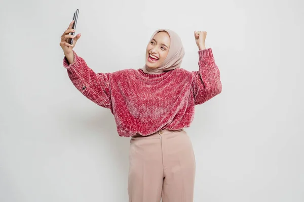 Een Jonge Aziatische Moslim Vrouw Met Een Gelukkige Succesvolle Uitdrukking — Stockfoto