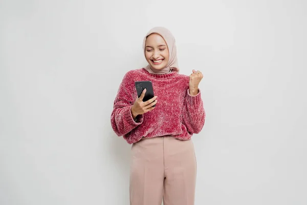 Młoda Muzułmanka Azjatycka Szczęśliwym Udanym Wyrazem Twarzy Różowym Swetrze Hidżabie — Zdjęcie stockowe