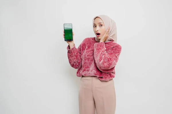 아시아 모슬렘 분홍색 스웨터를 하이재 사진을 스마트폰에 배경에 고립되어 — 스톡 사진