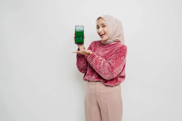 Emocionada Mujer Musulmana Asiática Con Suéter Rosa Hijab Apuntando Espacio — Foto de Stock