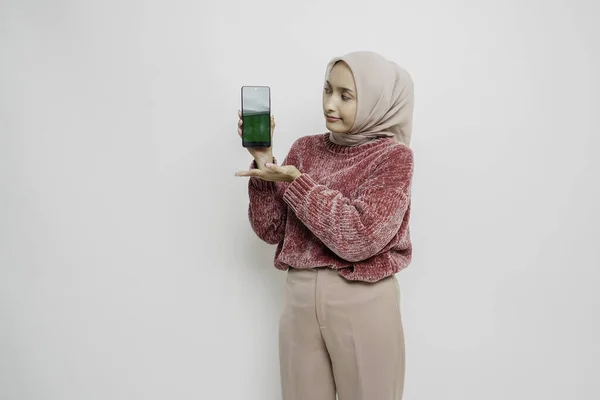 스웨터를 흥분한 아시아 이슬람 핸드폰을 복사본을 가리키고 — 스톡 사진