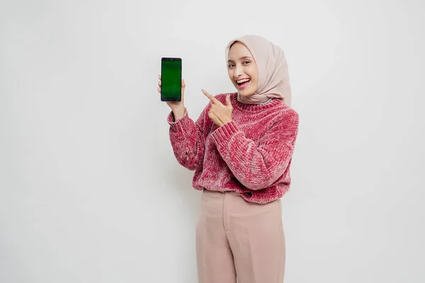Emocionada Mujer Musulmana Asiática Con Suéter Rosa Hijab Apuntando Espacio — Foto de Stock