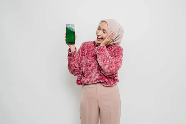 Podekscytowana Muzułmanka Azjatycka Różowym Swetrze Hidżabie Wskazująca Miejsce Przy Telefonie — Zdjęcie stockowe