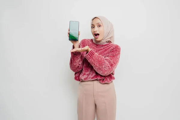 Mulher Muçulmana Asiática Excitada Vestindo Suéter Rosa Hijab Apontando Para — Fotografia de Stock