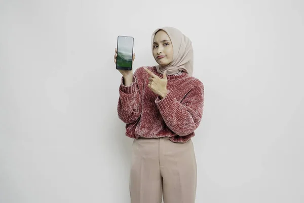 Opgewonden Aziatische Moslim Vrouw Draagt Roze Trui Hijab Wijzen Naar — Stockfoto
