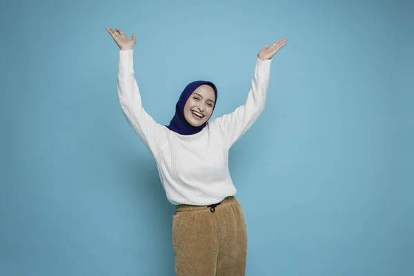Femme Asiatique Excitée Portant Une Chemise Blanche Hijab Pointant Vers — Photo