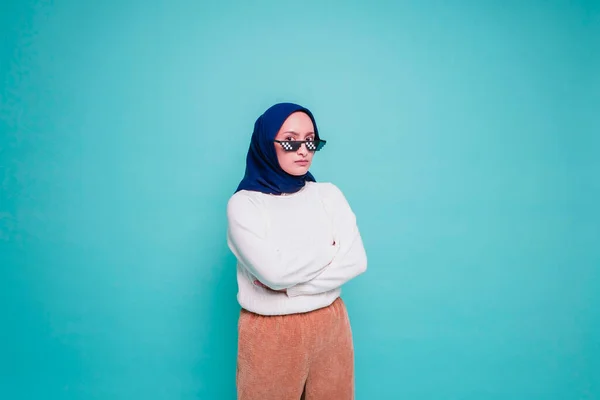 Gözlüklü Gülümseyen Asyalı Müslüman Bir Kadının Portresi Kollarını Kavuşturup Mavi — Stok fotoğraf