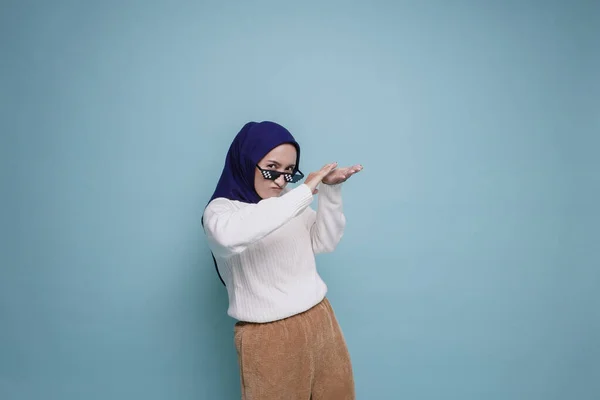 Portret Spoko Uśmiechniętej Muzułmanki Azjatyckiej Okularach Stojąco Odizolowanej Niebieskim Tle — Zdjęcie stockowe