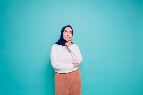 Düşünceli Genç Müslüman Bir Kadın Beyaz Gömlek Tesettür Giyiyor Mavi — Stok fotoğraf