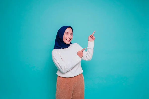 Podekscytowana Muzułmanka Azjatycka Białej Koszuli Hidżab Wskazujący Przestrzeń Obok Niej — Zdjęcie stockowe