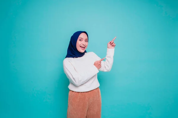 Mulher Muçulmana Asiática Excitada Vestindo Camisa Branca Hijab Apontando Para — Fotografia de Stock