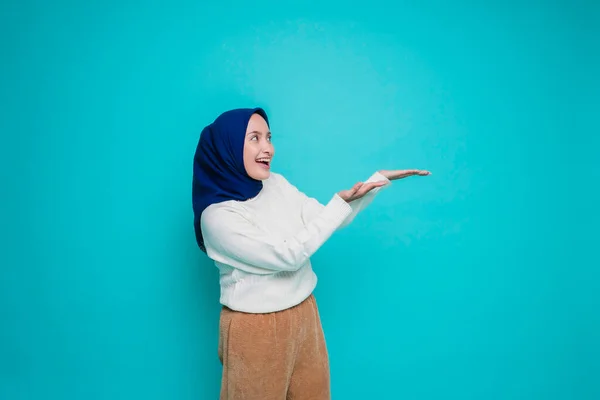 Heyecanlı Asyalı Müslüman Kadın Beyaz Gömlekli Tesettürlü Yanındaki Fotokopi Alanını — Stok fotoğraf