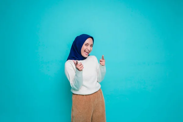 Egy Boldog Ázsiai Muszlim Portréja Fehér Ingben Hidzsábban Kék Háttérrel — Stock Fotó