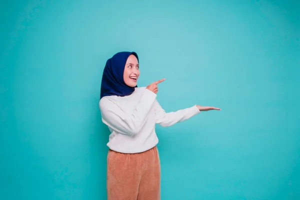셔츠를 히잡을 흥분한 아시아 이슬람 여성은 배경에 고립된 자신의 복사본을 — 스톡 사진