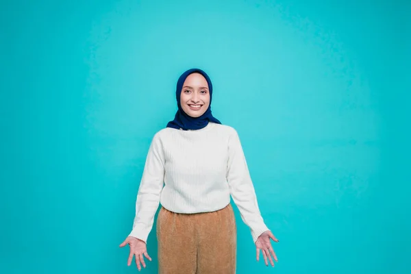 Asyalı Mutlu Bir Müslüman Kadının Portresi Beyaz Gömlek Tesettür Giyiyor — Stok fotoğraf