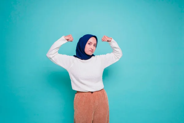 Heyecanlı Asyalı Müslüman Kadın Beyaz Gömlek Tesettür Giyiyor Kollarını Kaslarını — Stok fotoğraf