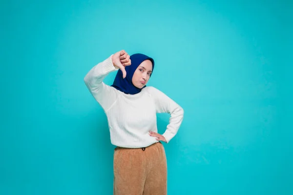 Beyaz Gömlek Tesettürlü Hayal Kırıklığına Uğramış Asyalı Müslüman Kadın Mavi — Stok fotoğraf