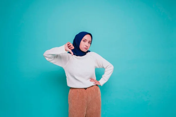 Beyaz Gömlek Tesettürlü Hayal Kırıklığına Uğramış Asyalı Müslüman Kadın Mavi — Stok fotoğraf