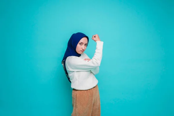 Mulher Muçulmana Asiática Excitada Vestindo Uma Camisa Branca Hijab Mostrando — Fotografia de Stock