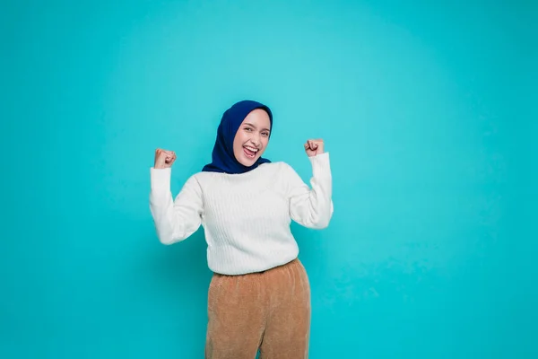 白いシャツとヒジャーブを着た幸せな表情をした若いアジア系ムスリム女性が白い背景で孤立している — ストック写真