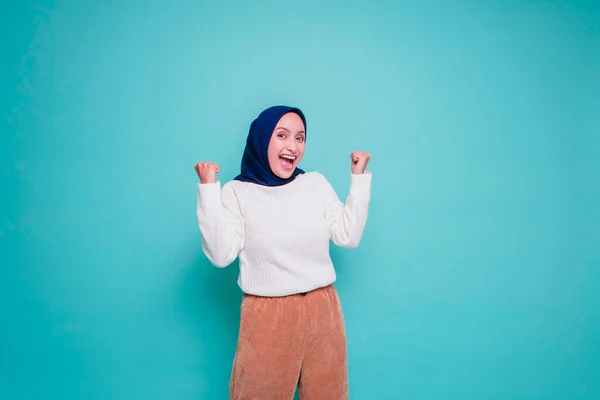 白いシャツとヒジャーブを着た幸せな表情をした若いアジア系ムスリム女性が白い背景で孤立している — ストック写真