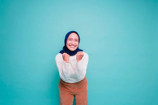 Una Joven Musulmana Asiática Con Una Feliz Expresión Exitosa Usando —  Fotos de Stock