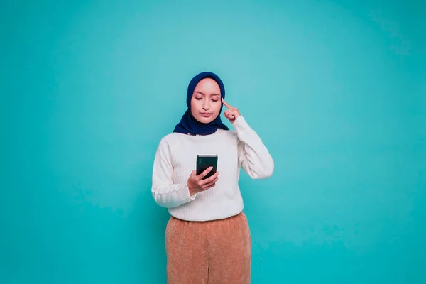 생각깊은 아시아의한 이슬람 여자가 셔츠를 히잡을 걸치고 배경에 고립된 — 스톡 사진