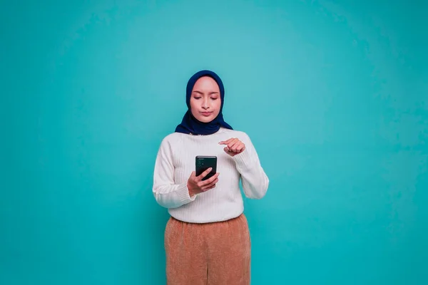 Przemyślana Młoda Azjatycka Muzułmanka Nosi Białą Koszulę Hidżab Trzyma Podbródek — Zdjęcie stockowe