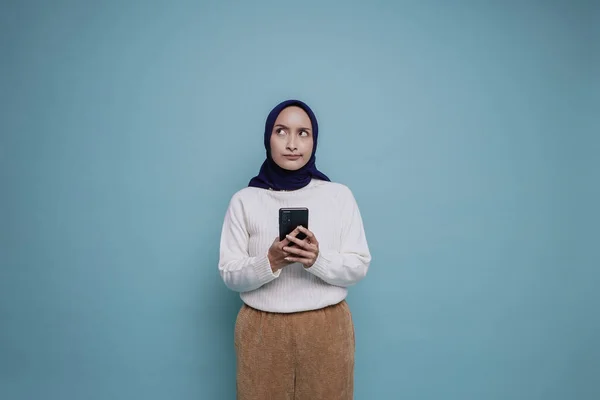 Düşünceli Bir Asyalı Genç Müslüman Kadın Beyaz Gömlek Başörtüsü Giyiyor — Stok fotoğraf