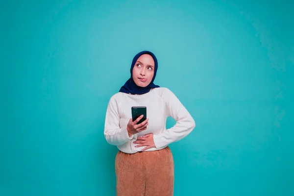 Heyecanlı Genç Bir Müslüman Kadının Fotoğrafı Elinde Telefonu Var Mavi — Stok fotoğraf