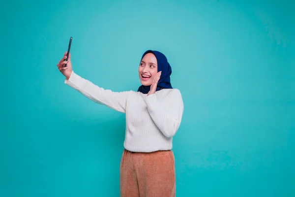 Портрет Щасливої Мусульманки Азії Одягненої Білу Сорочку Хіджаб Тримаючи Телефон — стокове фото