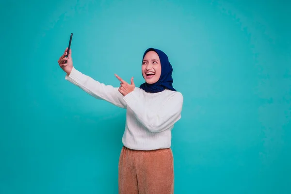 Portret Szczęśliwej Muzułmanki Azjatyckiej Białej Koszuli Hidżabie Trzymającej Telefon Odizolowanej — Zdjęcie stockowe