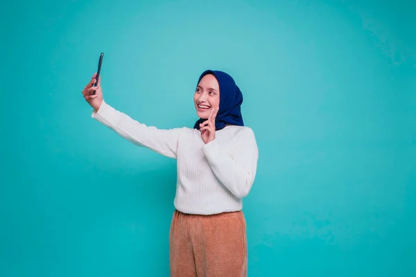 Portret Szczęśliwej Muzułmanki Azjatyckiej Białej Koszuli Hidżabie Trzymającej Telefon Odizolowanej — Zdjęcie stockowe