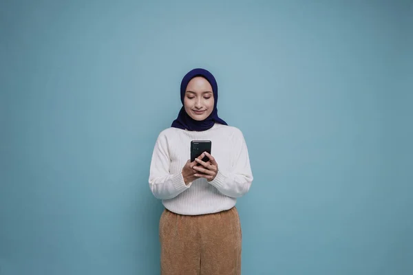 Sebuah Potret Seorang Wanita Muslim Asia Yang Bahagia Mengenakan Kemeja — Stok Foto