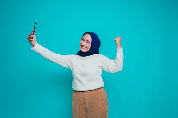 Una Joven Musulmana Asiática Con Una Feliz Expresión Exitosa Usando — Foto de Stock