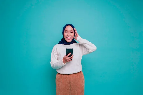 Beyaz Gömlek Tesettürlü Mutlu Bir Asyalı Müslüman Kadının Portresi Telefonunu — Stok fotoğraf