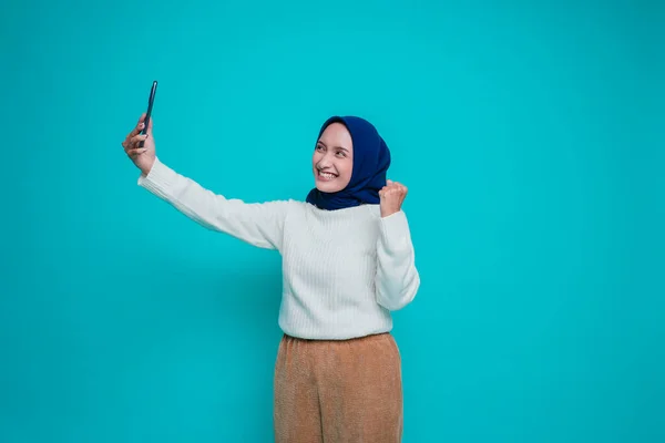 셔츠와 히잡을 배경으로 고립된 스마트폰을 모습을 아시아 이슬람 — 스톡 사진