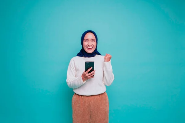 Seorang Wanita Muda Muslim Asia Dengan Ekspresi Bahagia Sukses Mengenakan — Stok Foto