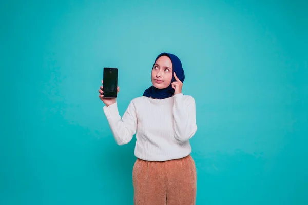 이슬람 셔츠를 배경에 고립된 핸드폰 화면에 복사본 공간을 주면서 — 스톡 사진