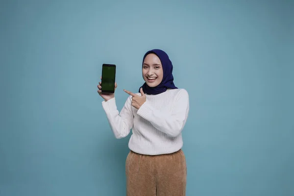 Heyecanlı Asyalı Müslüman Kadın Beyaz Gömlekli Tesettürlü Telefon Ekranındaki Kopya — Stok fotoğraf
