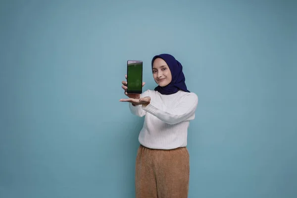 Heyecanlı Asyalı Müslüman Kadın Beyaz Gömlekli Tesettürlü Telefon Ekranındaki Kopya — Stok fotoğraf