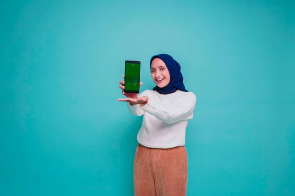 셔츠를 히잡을 흥분한 아시아 이슬람 여성은 배경에 고립된 핸드폰 화면에 — 스톡 사진