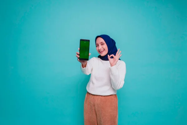 Portret Podekscytowanej Muzułmanki Azjatyckiej Białej Koszuli Trzymającej Telefon Gestykulującej Znak — Zdjęcie stockowe