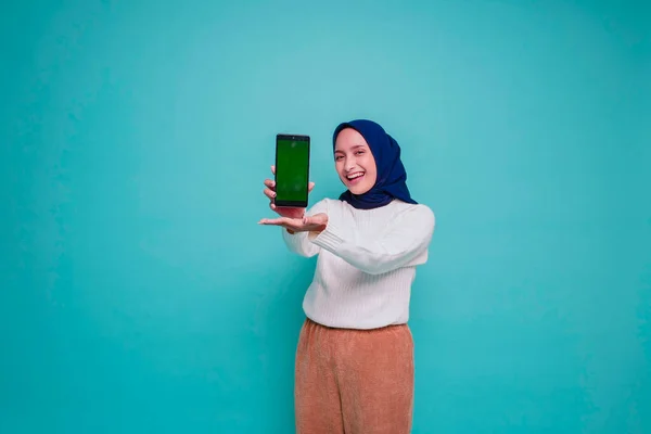 셔츠를 히잡을 흥분한 아시아 이슬람 여성은 배경에 고립된 핸드폰 화면에 — 스톡 사진