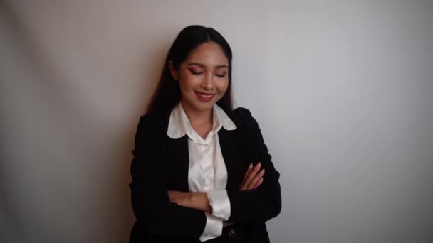 Mladá Asijská Podnikatelka Šťastným Úspěšným Výrazem Sobě Černé Šaty Izolované — Stock video