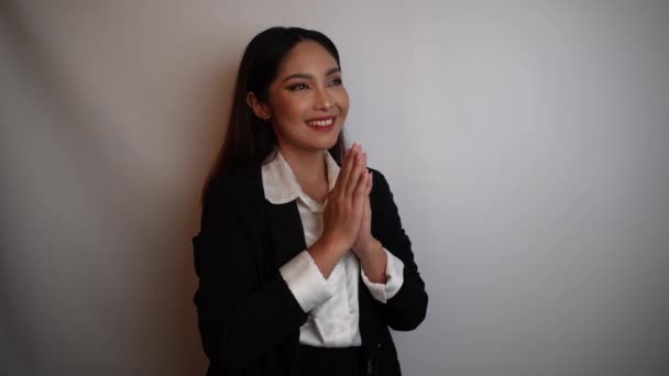 Mladá Asijská Podnikatelka Šťastným Úspěšným Výrazem Sobě Černé Šaty Izolované — Stock video