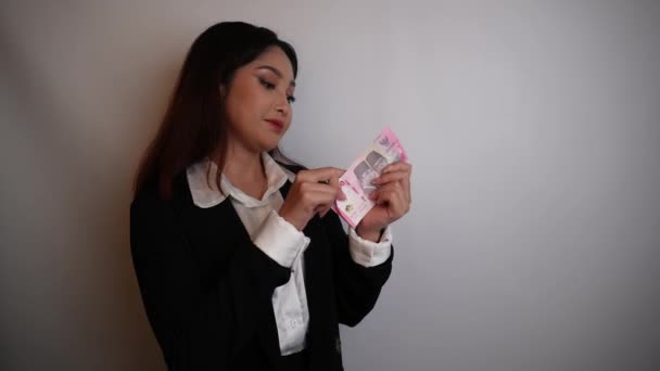 Szczęśliwa Młoda Bizneswoman Jest Ubrana Czarny Garnitur Trzyma Pieniądze Rupii — Wideo stockowe