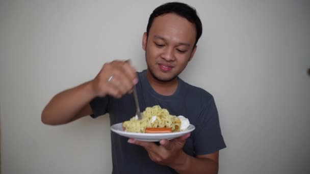 Jonge Aziatische Man Eten Instant Noedels Met Gelukkig Opgewonden Uitdrukking — Stockvideo